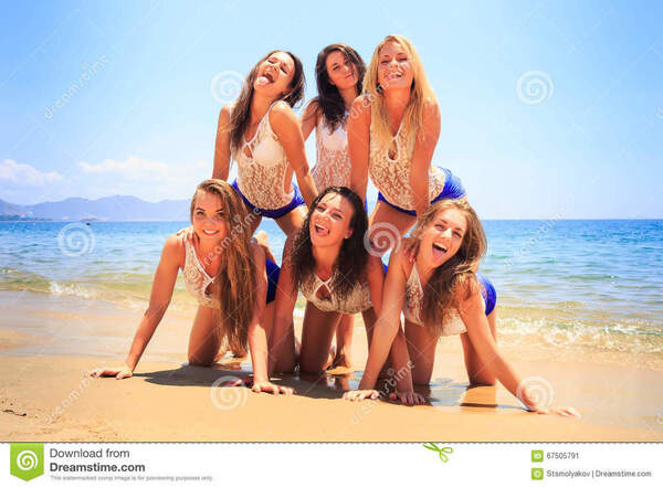 cheerleaders-voert-eenvoudige-piramide-op-natte-zand-gezette-uit-tongen-uit-67505791.jpg