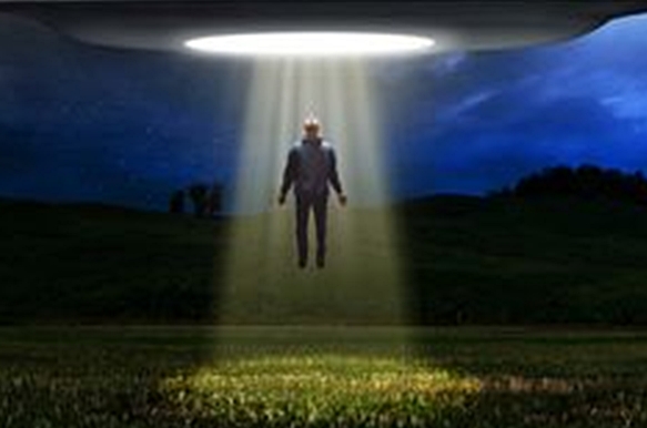 rövar-bort-det-främmande-rymdskeppet-för-ufo-människan-112465596.jpg